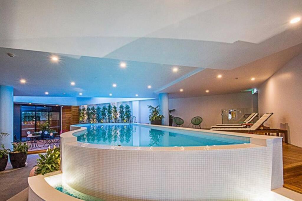 Luxe 2Br Executive Apartment Kingston Pool Parking Wifi Bbq Wine Екстериор снимка